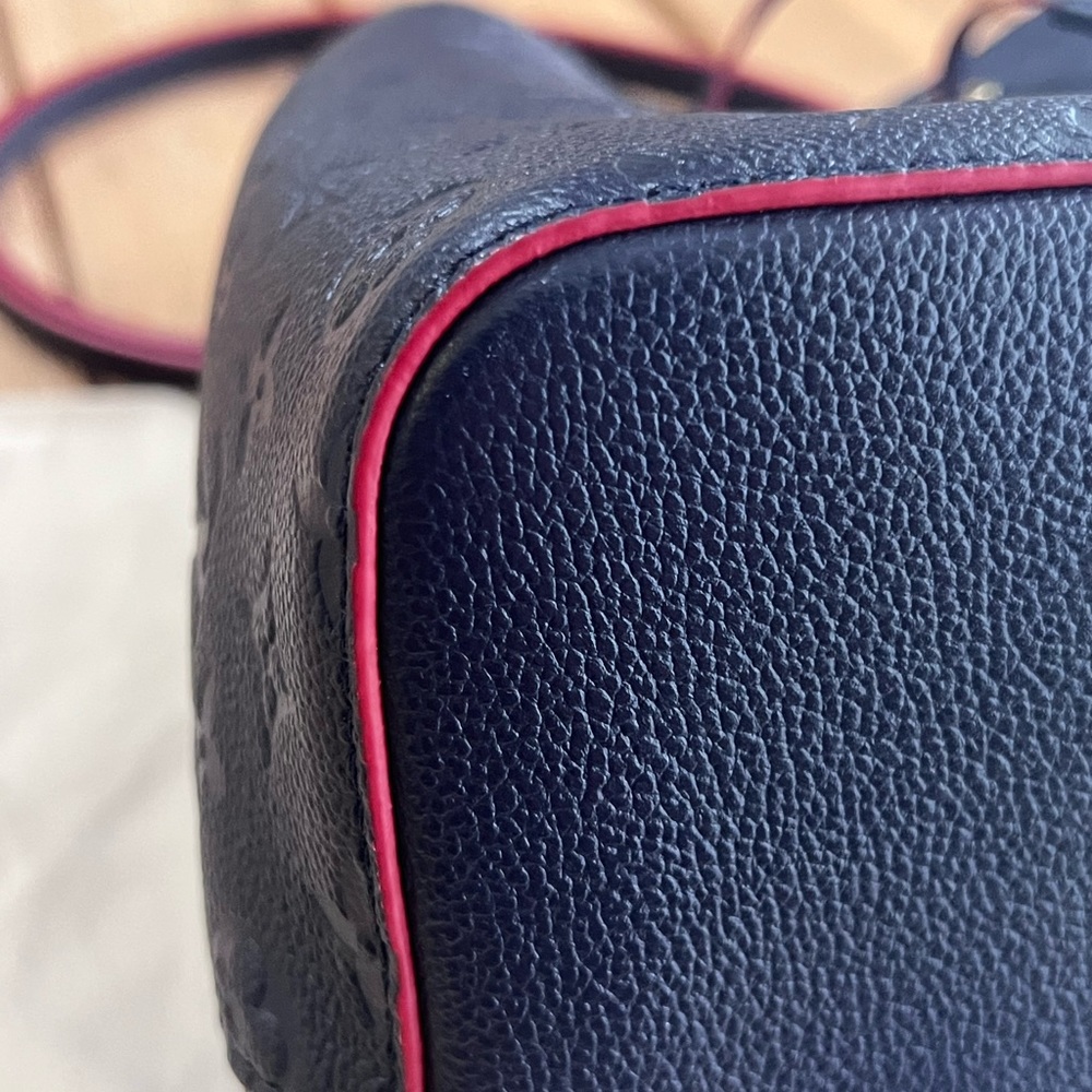 Louis Vuitton
NeoNoe Handbag Monogram Empreinte Leather MM - Picture 9 of 16